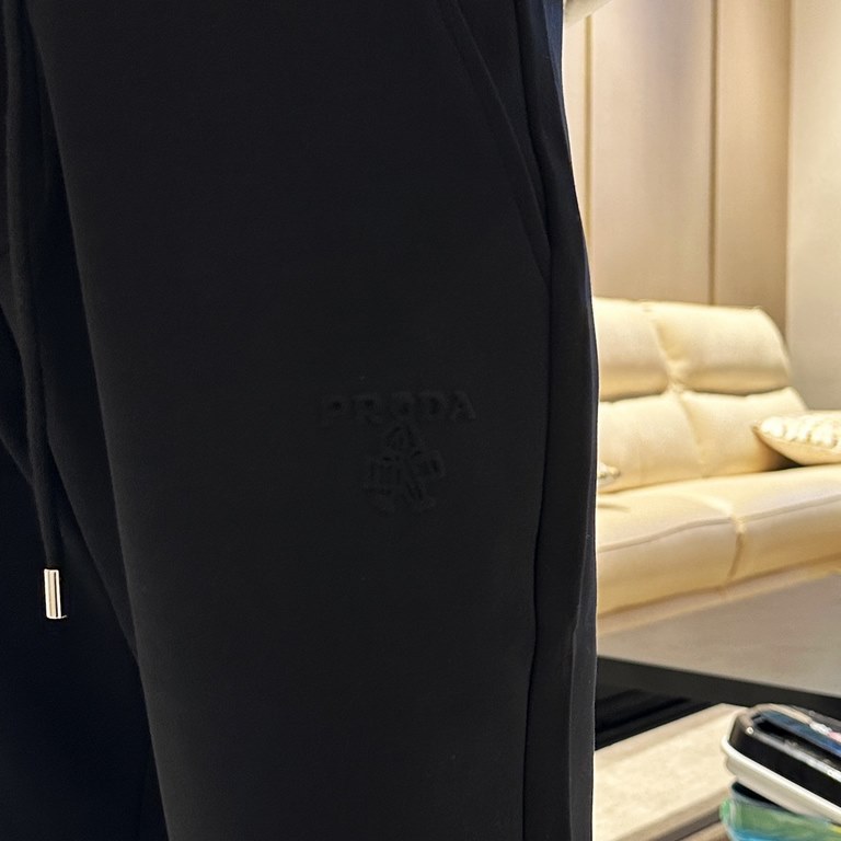 Prada new casual pants for fallwinter 2023! Synchronized sale on the official website. Brand classic LOGO casual pants , customized fabric, excellent comfort, strong hand touch. Highly recognizable, perfect quality craft