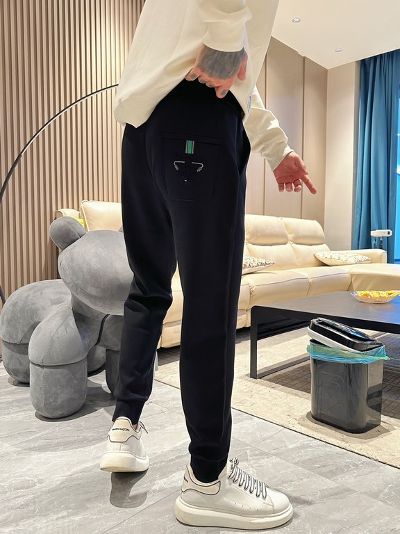 Prada new casual pants for fallwinter 2023! Synchronized sale on the official website. Brand classic LOGO casual pants , customized fabric, excellent comfort, strong hand touch. Highly recognizable, perfect quality craft