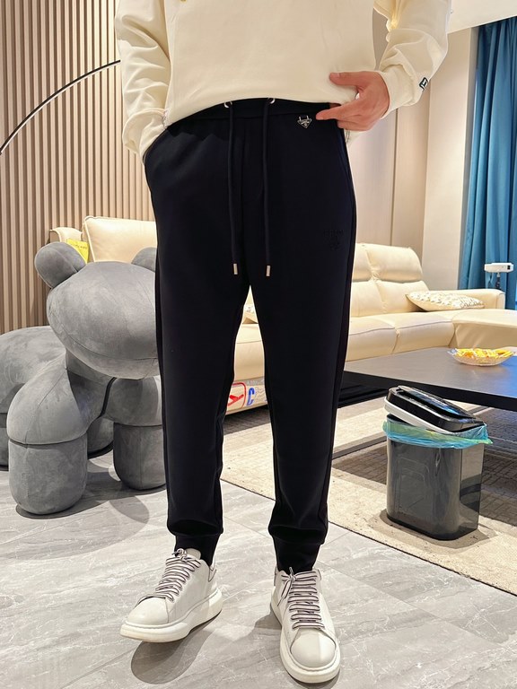 Prada new casual pants for fallwinter 2023! Synchronized sale on the official website. Brand classic LOGO casual pants , customized fabric, excellent comfort, strong hand touch. Highly recognizable, perfect quality craft