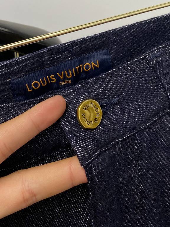 LV, 2023 latest products, counter synchronization is available, the original single goods, washed casual jeans Imported original washed stretch fabric, comfortable and elastic, the original hardware accessories decorativ