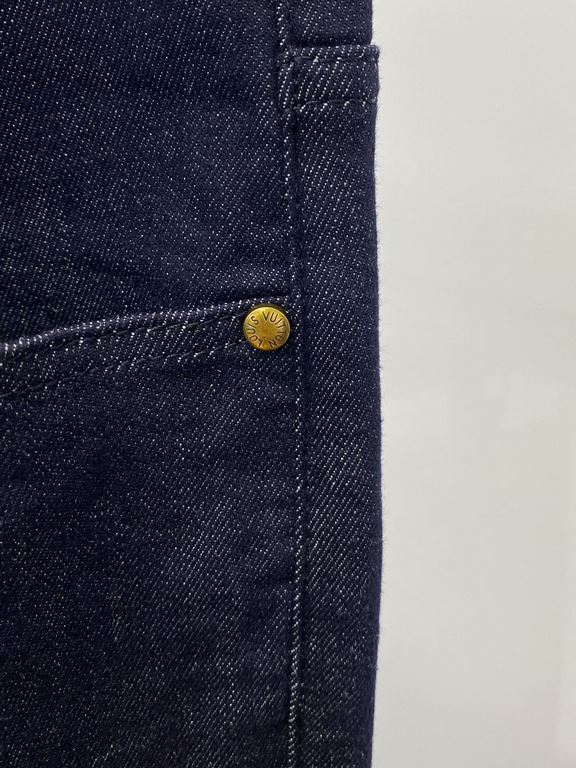 LV, 2023 latest products, counter synchronization is available, the original single goods, washed casual jeans Imported original washed stretch fabric, comfortable and elastic, the original hardware accessories decorativ