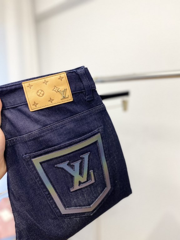 LV, 2023 latest products, counter synchronization is available, the original single goods, washed casual jeans Imported original washed stretch fabric, comfortable and elastic, the original hardware accessories decorativ