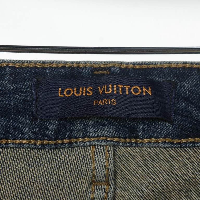 LOUIS VUITTONLouis Vuitton Bump Print Logo JeansSo far this year to do the most awesome jeans, heavy wash process, hidden mystery details are very much, this time the main push of the pants whether version or on the body