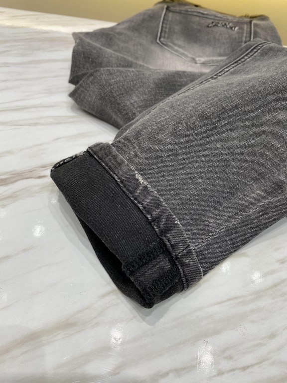 YSL2023 early fall new casual jeans, high-end customized series. Imported high-density customized cotton tannin fabric comfortable and soft skin-friendly, straight and not easy to wrinkle, original hardware. In-kind shoo