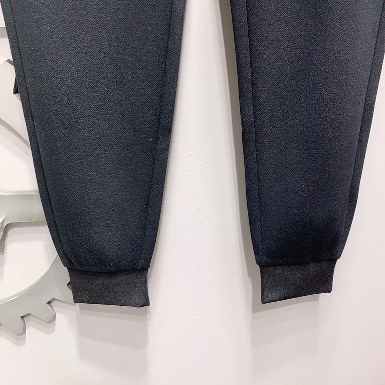 PRADA Prada 2023 newest casual pants counter with the same fabric, version of the fashionable and generous, buttocks thin, no sense of tightness, the use of imported fabrics on the counter on the body of the excellent ef