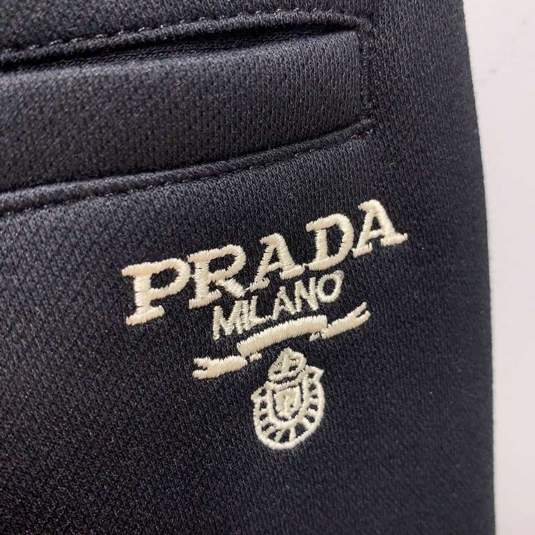 PRADA Prada 2023 newest casual pants counter with the same fabric, version of the fashionable and generous, buttocks thin, no sense of tightness, the use of imported fabrics on the counter on the body of the excellent ef