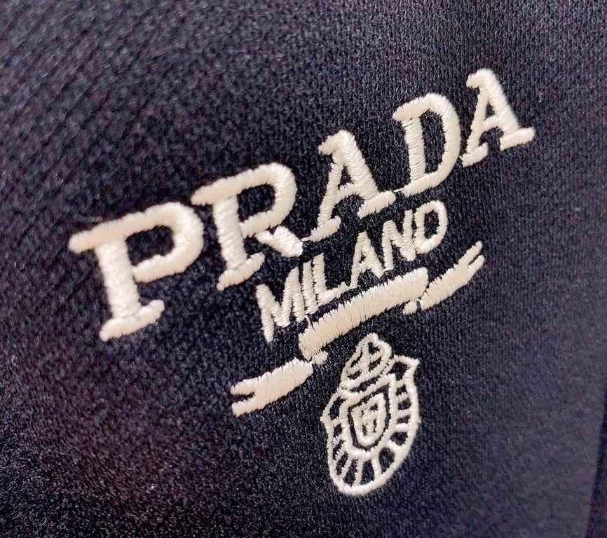 PRADA Prada 2023 newest casual pants counter with the same fabric, version of the fashionable and generous, buttocks thin, no sense of tightness, the use of imported fabrics on the counter on the body of the excellent ef