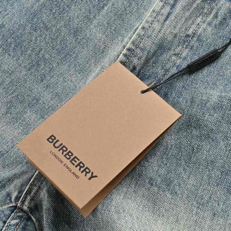 BurberryBurberry 23Fw Pocket Embroidered Wheat JeansBurberry  Burberry wheat embroidered jeans so far this year to do the most awesome jeans, heavy wash process, hidden mystery details are very much, this time the main p