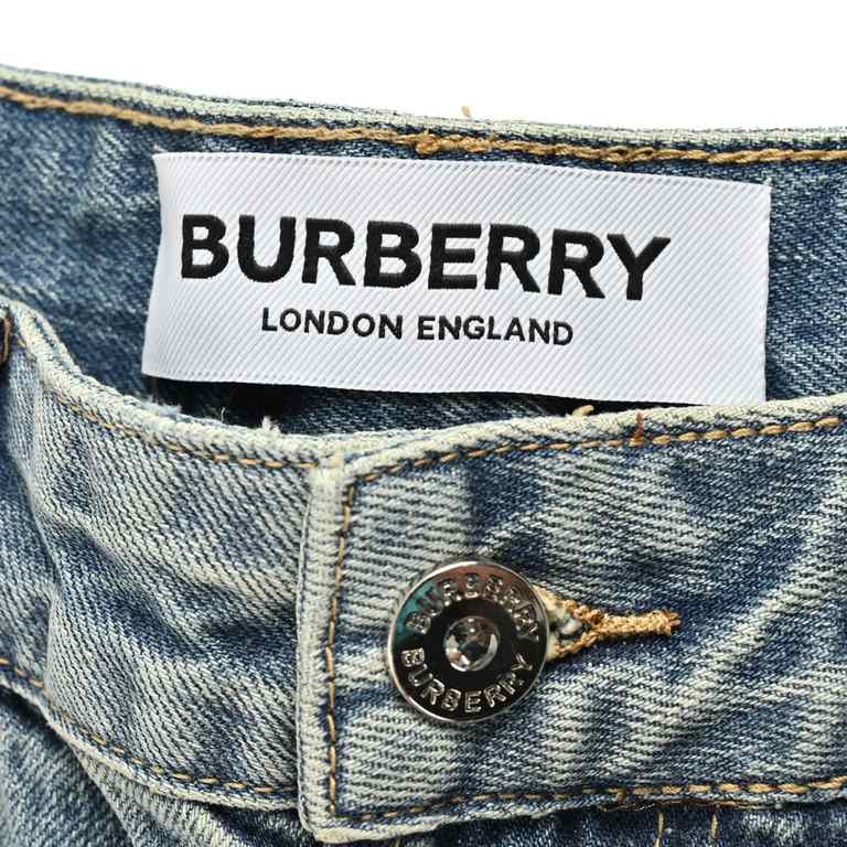 BurberryBurberry 23Fw Pocket Embroidered Wheat JeansBurberry  Burberry wheat embroidered jeans so far this year to do the most awesome jeans, heavy wash process, hidden mystery details are very much, this time the main p