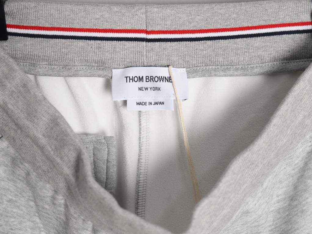 THOM BRWONE TB Newest Padded Sweatpants (Matchable)Cotton   spliced 4-bar coed long sweatpants. Note a few details this style is padded, with a four-bar patchwork design and a drawstring leg closure. UnisexK size 1-4