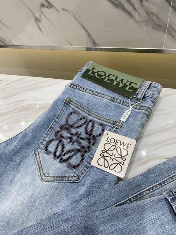 L02023 early fall new casual jeans, high-end customized series. Imported high-density customized cotton tannin fabric comfortable and soft skin-friendly, straight and not easy to wrinkle, original hardware. In-kind shoot