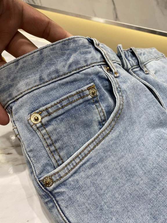 L02023 early fall new casual jeans, high-end customized series. Imported high-density customized cotton tannin fabric comfortable and soft skin-friendly, straight and not easy to wrinkle, original hardware. In-kind shoot