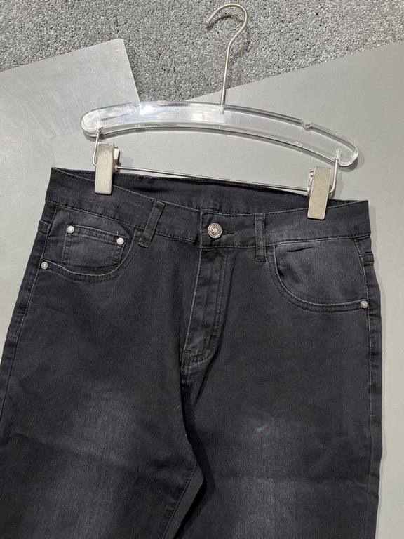 Lv 2023 spring and summer new counter latest thin stretch jeans counter synchronization on the new, using guest water wash denim fabric, such a soft and comfortable fabric, pants pockets at the brand embroidery letters L