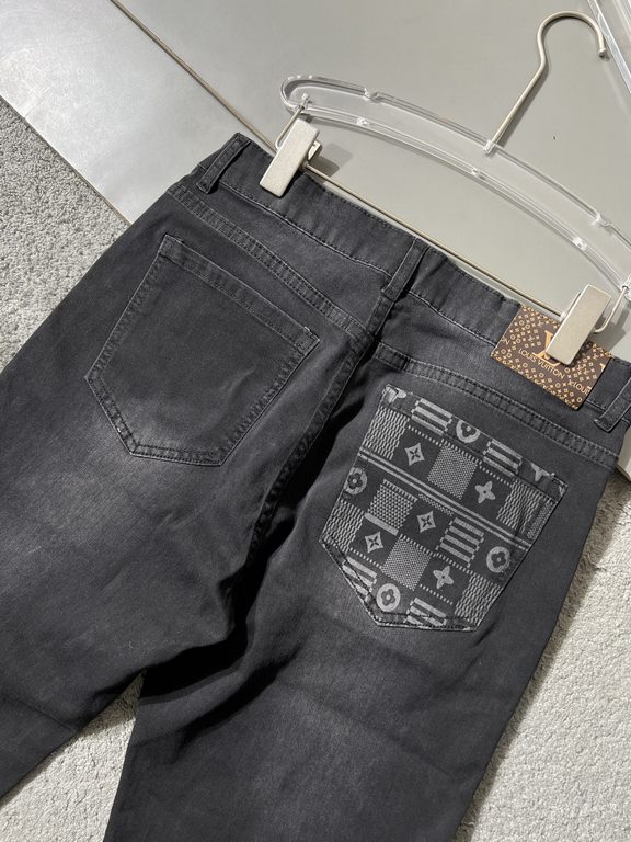 Lv 2023 spring and summer new counter latest thin stretch jeans counter synchronization on the new, using guest water wash denim fabric, such a soft and comfortable fabric, pants pockets at the brand embroidery letters L