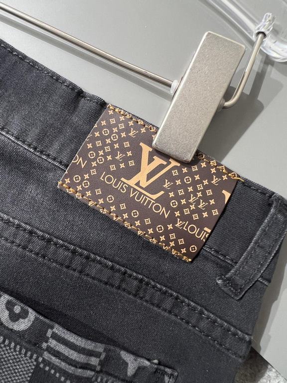 Lv 2023 spring and summer new counter latest thin stretch jeans counter synchronization on the new, using guest water wash denim fabric, such a soft and comfortable fabric, pants pockets at the brand embroidery letters L