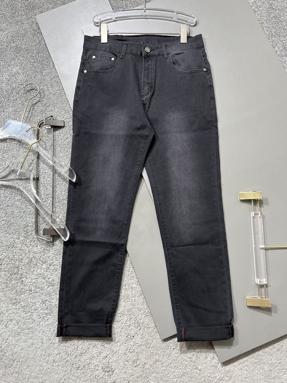 Lv 2023 spring and summer new counter latest thin stretch jeans counter synchronization on the new, using guest water wash denim fabric, such a soft and comfortable fabric, pants pockets at the brand embroidery letters L