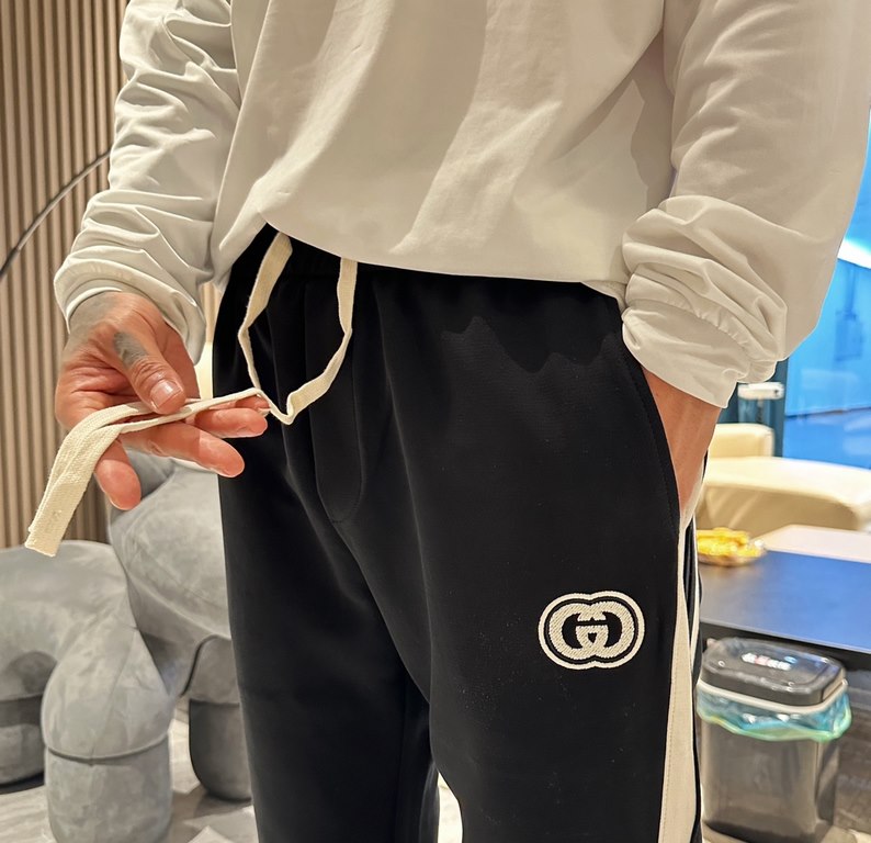 Gucci new casual pants for fallwinter 2023! Official website synchronization sale. Brand classic LOGO casual pants , customized fabric, excellent comfort, strong hand touch. Highly recognizable, perfect quality craftsman