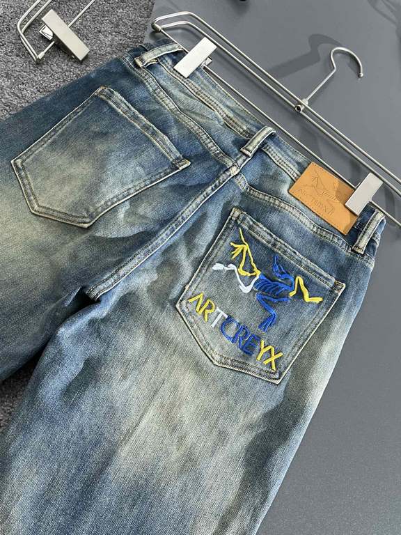 Bird's 23SS new jeans High-end quality Fabric with stretch Good shape Back pockets Embroidery letter design Fashionable Any combination looks good. Yardage 30, 31, 32, 33, 34, 36, 38.