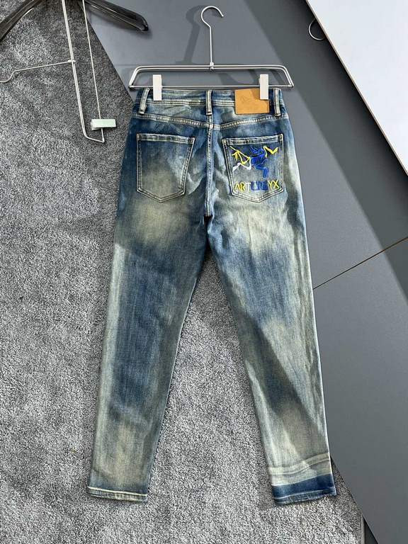 Bird's 23SS new jeans High-end quality Fabric with stretch Good shape Back pockets Embroidery letter design Fashionable Any combination looks good. Yardage 30, 31, 32, 33, 34, 36, 38.