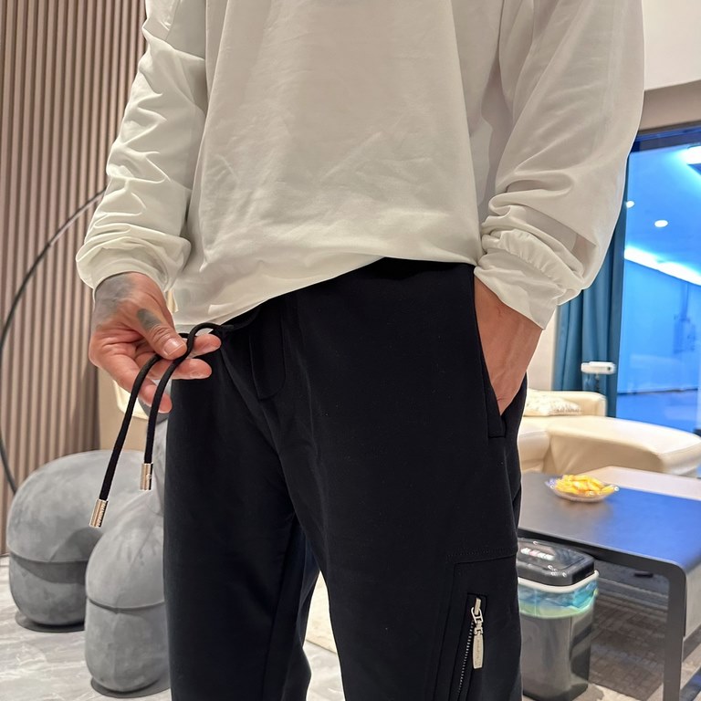 Parisienne new casual pants for fallwinter 2023! Synchronized sale on the official website. The brand's classic LOGO casual pants , customized fabric, excellent comfort, strong hand touch. Highly recognizable, perfect qu