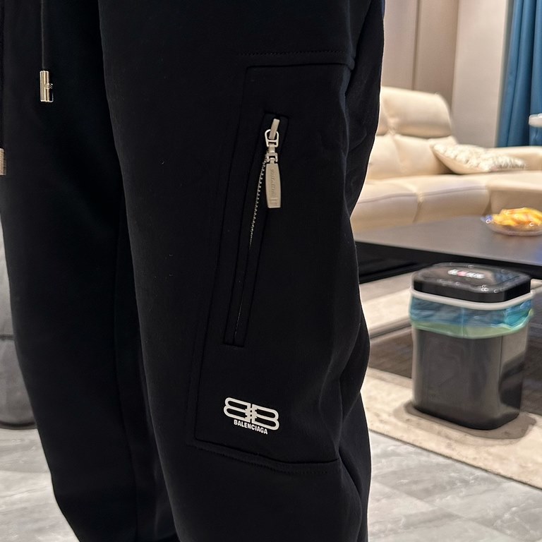 Parisienne new casual pants for fallwinter 2023! Synchronized sale on the official website. The brand's classic LOGO casual pants , customized fabric, excellent comfort, strong hand touch. Highly recognizable, perfect qu