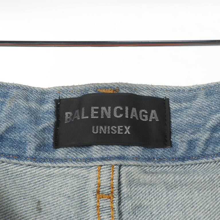 Balenciaga Balenciaga Parisian BLCG 23FW Fried color ripped reverse pocket denim pantsCustomized U.S. cotton denim twill material fabric, soft and comfortable on the upper body, the knees and foot opening are positioned 