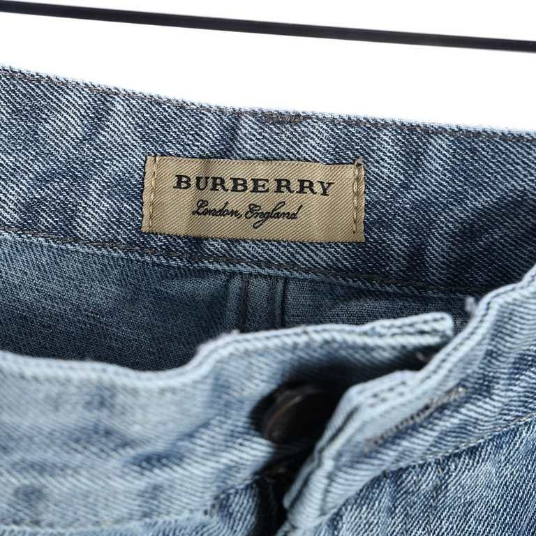 BurberryBurberry Co-named SUP War Horse Embroidered JeansBurberry co-branded SUP War Horse embroidered jeans  original version of the purchase of the development of the version of the process of production of high versio