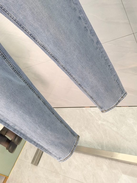 Paris House    2023 early spring counter synchronization new! Foreign trade original single! Heavy duty washed jeans. Taste and value sharing! Very comfortable to wear. Low-key but not lose luxury. Wear out very classy! 