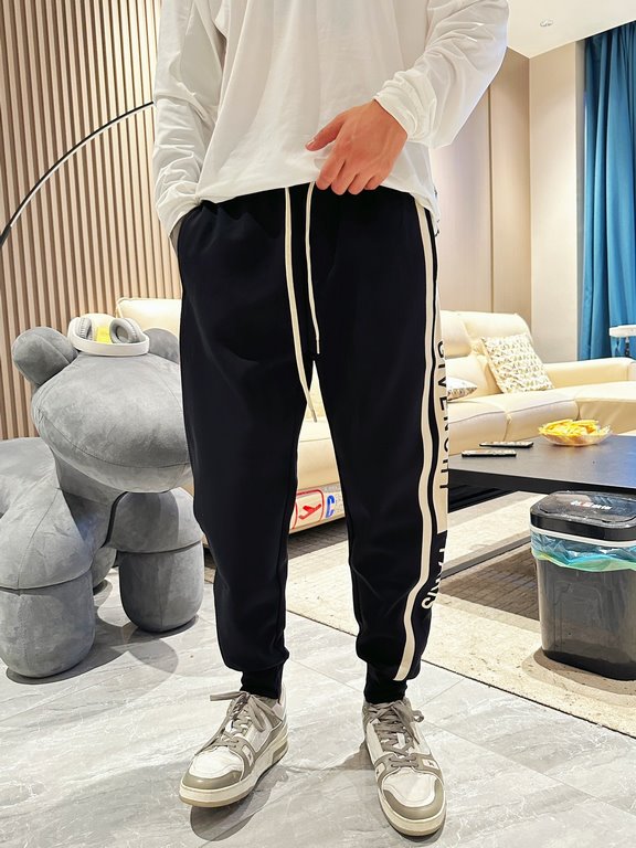 Givenchy new casual pants for fallwinter 2023! Synchronized sale on the official website. Brand classic LOGO casual pants , custom fabric, excellent comfort, strong hand touch. Highly recognizable, perfect quality crafts