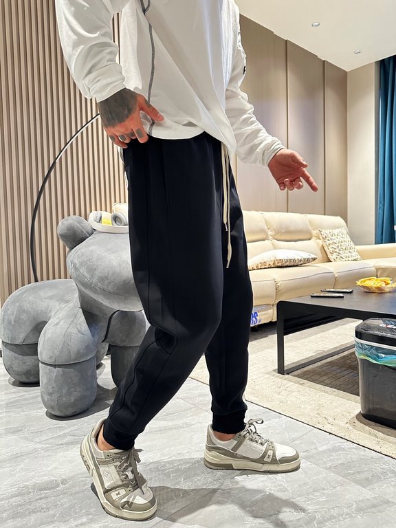 Givenchy new casual pants for fallwinter 2023! Synchronized sale on the official website. Brand classic LOGO casual pants , custom fabric, excellent comfort, strong hand touch. Highly recognizable, perfect quality crafts