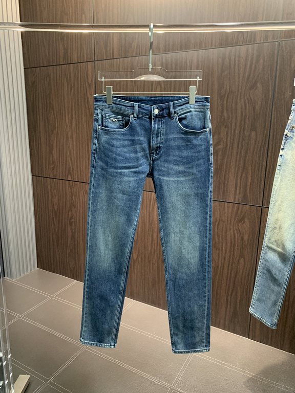 ARMANI Armani exclusive new Slim models small straight jeans, high-end version! Counter customized fabrics breathable comfort, impeccable details, brand elements design concept, reflecting high quality. The handfeel is d