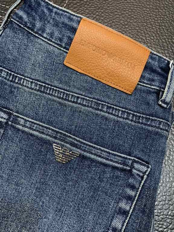 ARMANI Armani exclusive new Slim models small straight jeans, high-end version! Counter customized fabrics breathable comfort, impeccable details, brand elements design concept, reflecting high quality. The handfeel is d