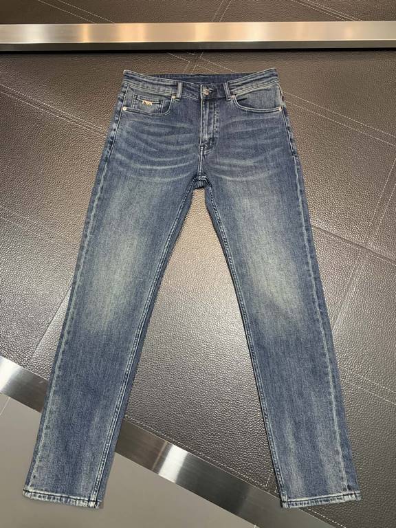 ARMANI Armani exclusive new Slim models small straight jeans, high-end version! Counter customized fabrics breathable comfort, impeccable details, brand elements design concept, reflecting high quality. The handfeel is d