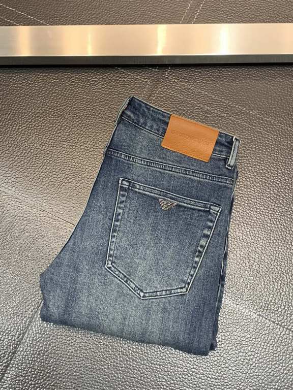 ARMANI Armani exclusive new Slim models small straight jeans, high-end version! Counter customized fabrics breathable comfort, impeccable details, brand elements design concept, reflecting high quality. The handfeel is d