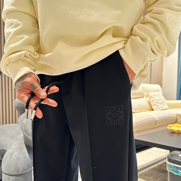 Loewe 2023 fall and winter new casual pants! Synchronized sale on the official website. Brand classic LOGO casual pants , customized fabric, excellent comfort, strong hand touch. Highly recognizable, perfect quality craf