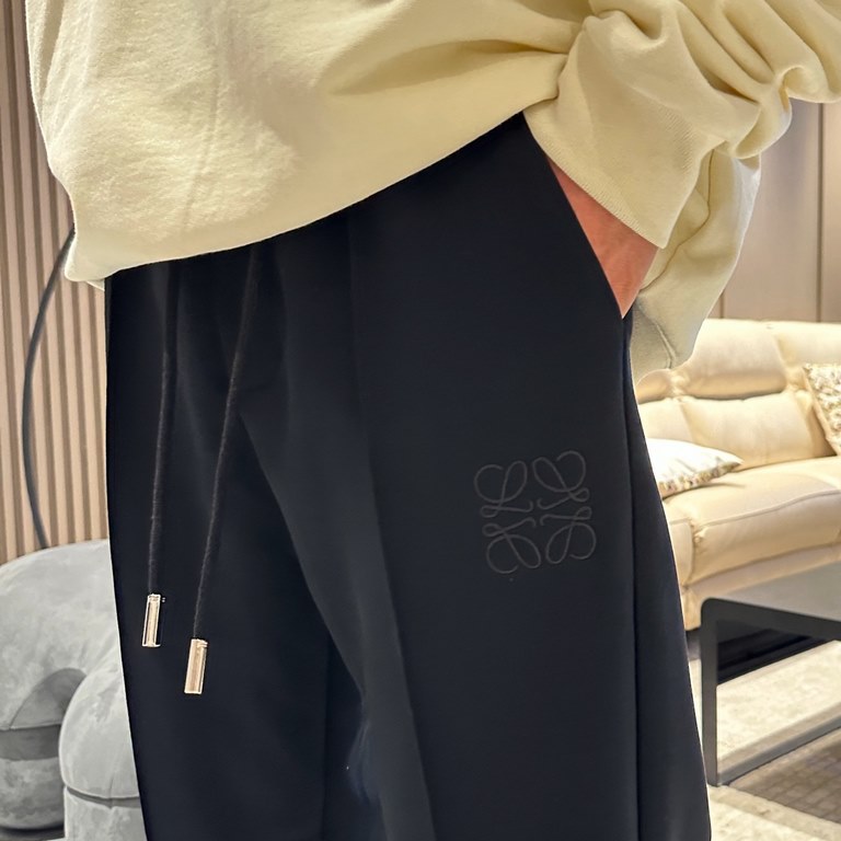 Loewe 2023 fall and winter new casual pants! Synchronized sale on the official website. Brand classic LOGO casual pants , customized fabric, excellent comfort, strong hand touch. Highly recognizable, perfect quality craf