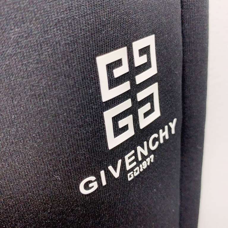 Givenchy Givenchy 2023 latest product casual pants counter with the same fabric, version of the fashionable and generous, buttocks thin, no sense of tightness, the use of imported counter fabrics on the body of the excel