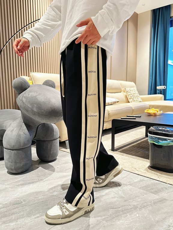 Parisienne new casual pants for fallwinter 2023! Synchronized sale on the official website. The brand's classic LOGO casual pants , customized fabric, excellent comfort, strong hand touch. Highly recognizable, perfect qu