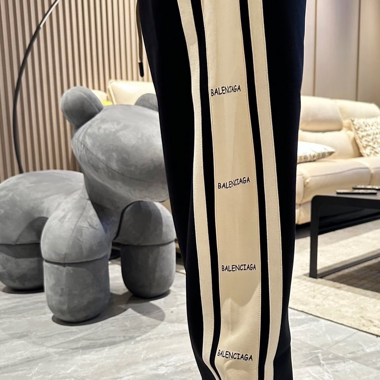 Parisienne new casual pants for fallwinter 2023! Synchronized sale on the official website. The brand's classic LOGO casual pants , customized fabric, excellent comfort, strong hand touch. Highly recognizable, perfect qu