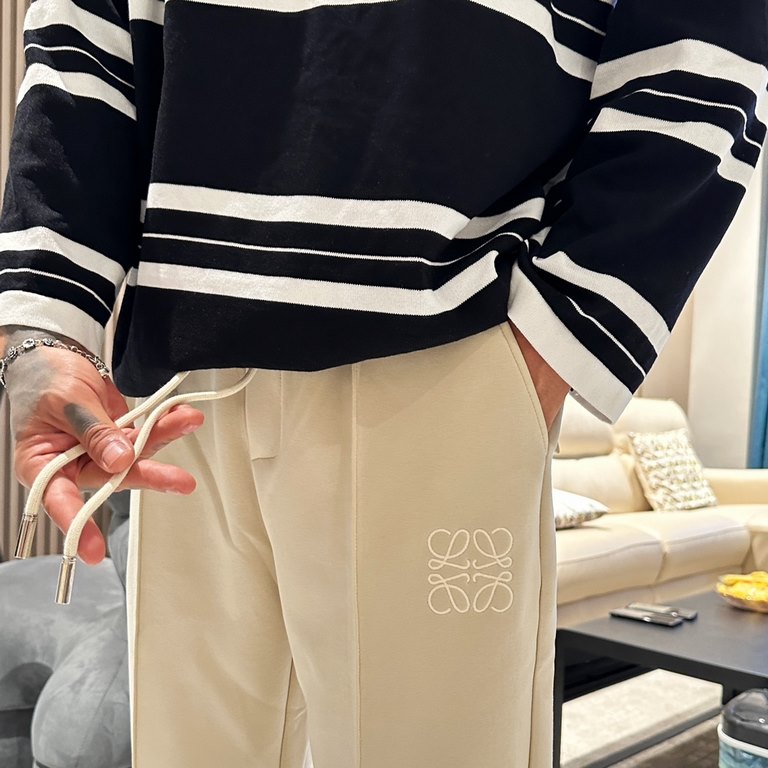 Loewe 2023 fall and winter new casual pants! Synchronized sale on the official website. Brand classic LOGO casual pants , customized fabric, excellent comfort, strong hand touch. Highly recognizable, perfect quality craf