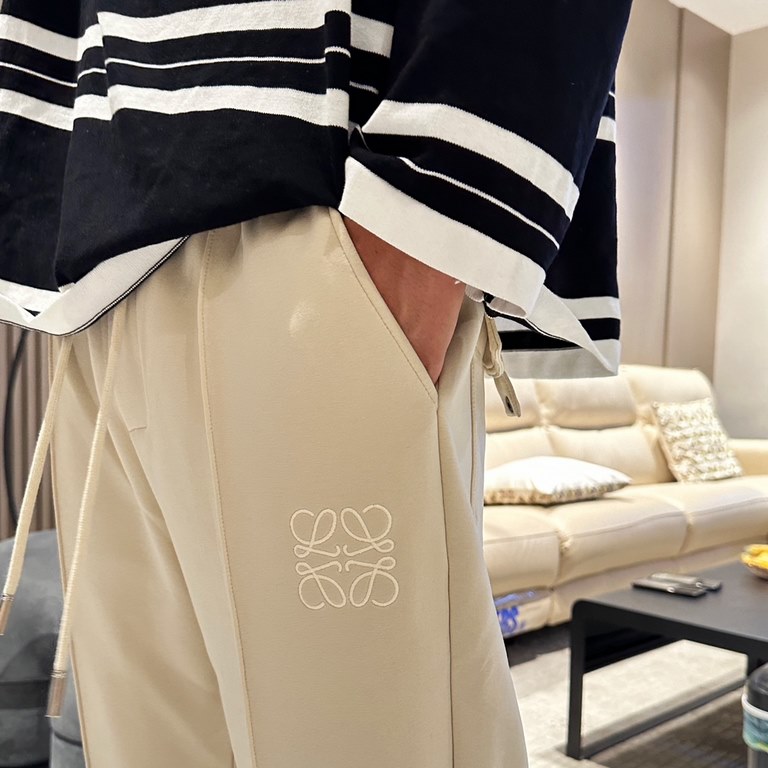 Loewe 2023 fall and winter new casual pants! Synchronized sale on the official website. Brand classic LOGO casual pants , customized fabric, excellent comfort, strong hand touch. Highly recognizable, perfect quality craf