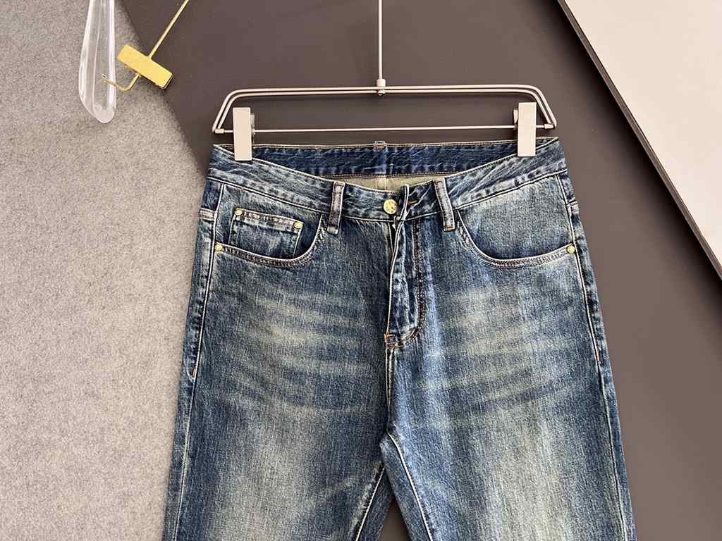 1V, new casual tannin jeans   spring and summer new back pocket brand logo using imported machine vacuum embroidery   body heavyweight environmentally friendly plant enzymes washed process fabric texture is quite beautif