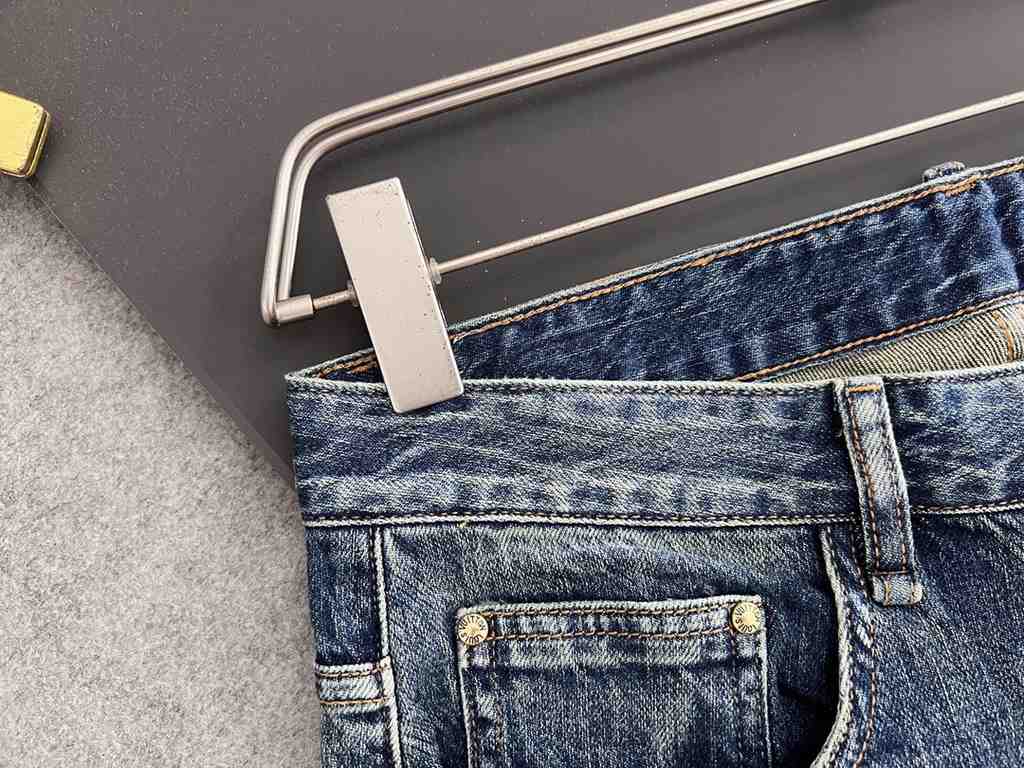 1V, new casual tannin jeans   spring and summer new back pocket brand logo using imported machine vacuum embroidery   body heavyweight environmentally friendly plant enzymes washed process fabric texture is quite beautif