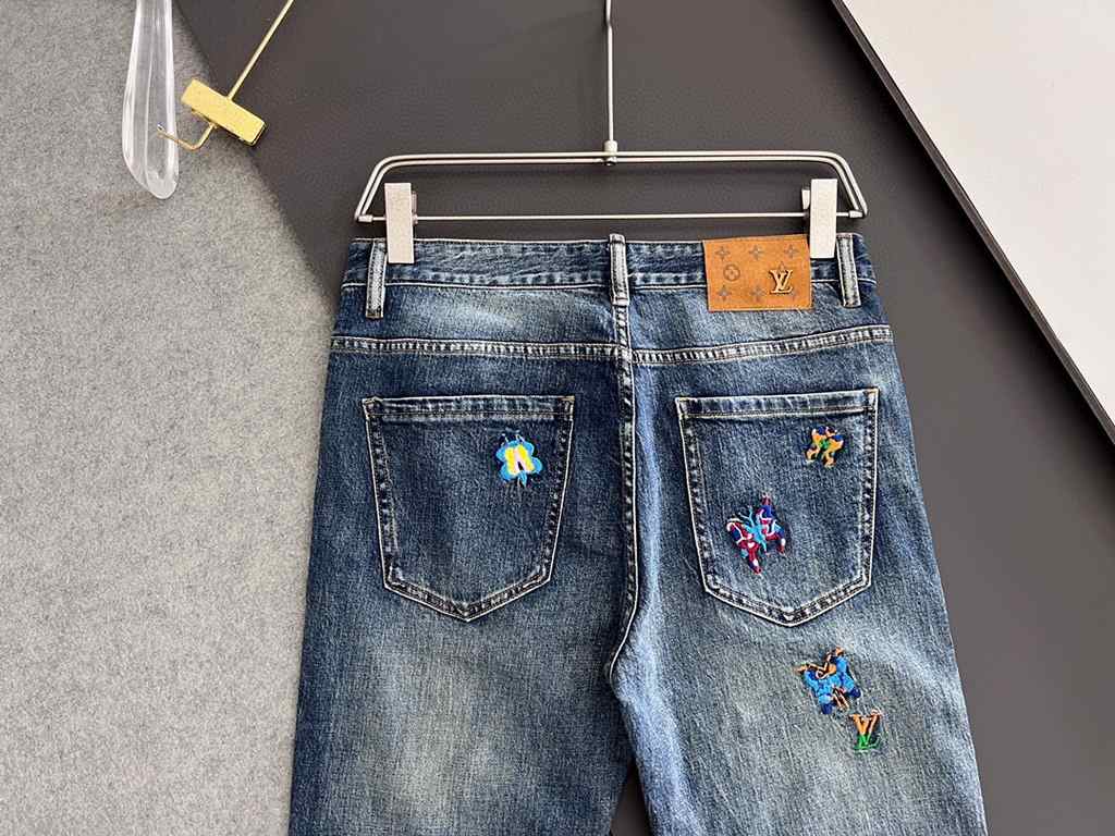 1V, new casual tannin jeans   spring and summer new back pocket brand logo using imported machine vacuum embroidery   body heavyweight environmentally friendly plant enzymes washed process fabric texture is quite beautif