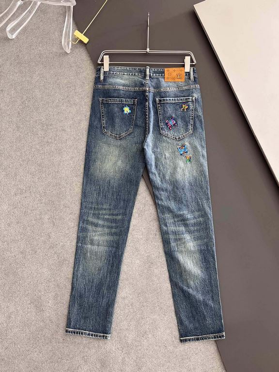 1V, new casual tannin jeans   spring and summer new back pocket brand logo using imported machine vacuum embroidery   body heavyweight environmentally friendly plant enzymes washed process fabric texture is quite beautif