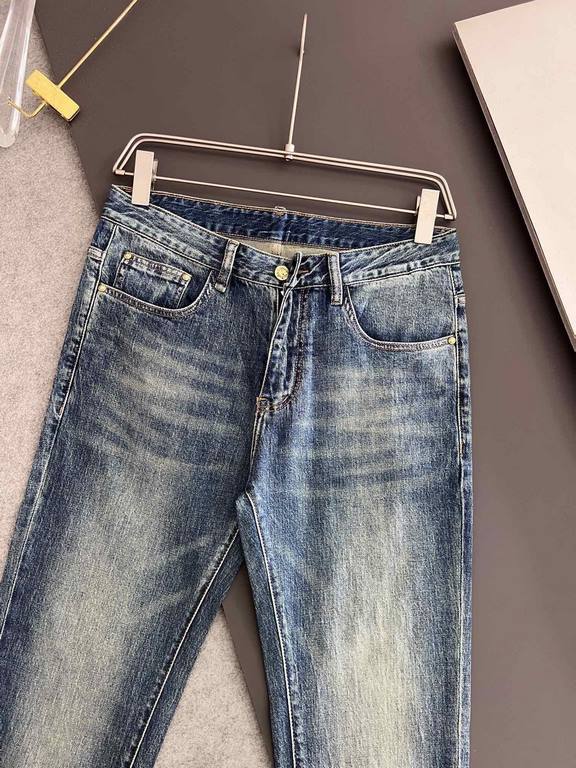 1V, new casual tannin jeans   spring and summer new back pocket brand logo using imported machine vacuum embroidery   body heavyweight environmentally friendly plant enzymes washed process fabric texture is quite beautif