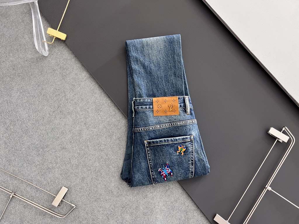 1V, new casual tannin jeans   spring and summer new back pocket brand logo using imported machine vacuum embroidery   body heavyweight environmentally friendly plant enzymes washed process fabric texture is quite beautif