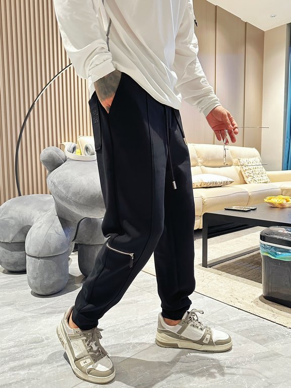 Givenchy new casual pants for fallwinter 2023! Synchronized sale on the official website. Brand classic LOGO casual pants , custom fabric, excellent comfort, strong hand touch. Highly recognizable, perfect quality crafts