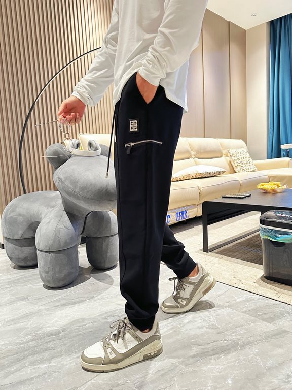 Givenchy new casual pants for fallwinter 2023! Synchronized sale on the official website. Brand classic LOGO casual pants , custom fabric, excellent comfort, strong hand touch. Highly recognizable, perfect quality crafts