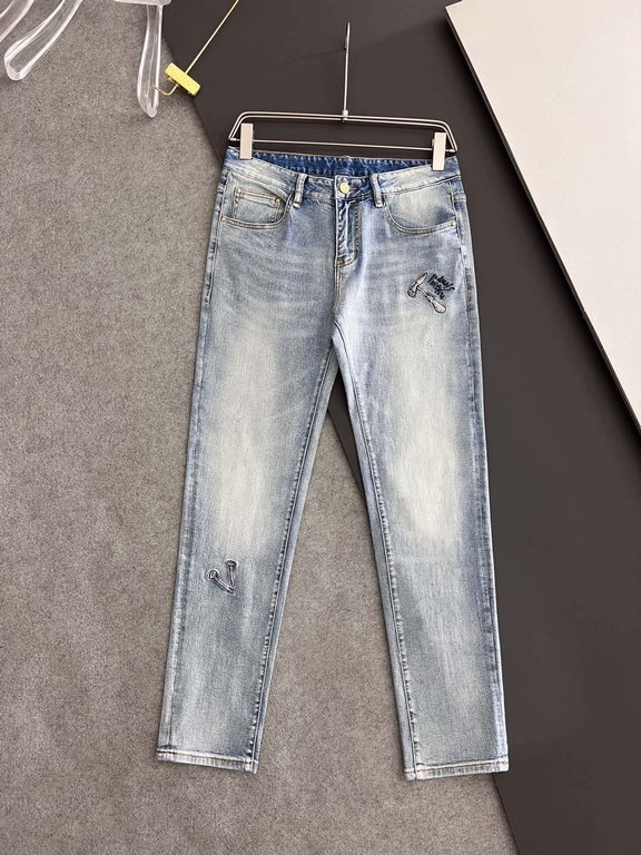 1V, new casual tannin jeans   spring and summer new back pocket brand logo using imported machine vacuum embroidery   body heavyweight environmentally friendly plant enzymes washed process fabric texture is quite beautif